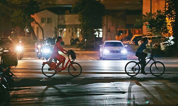 台北市萬華區晚間陷入黑暗,有民眾剪髮到一半,只能靠店家和家人幫忙打燈完成。 記者林澔一/攝影