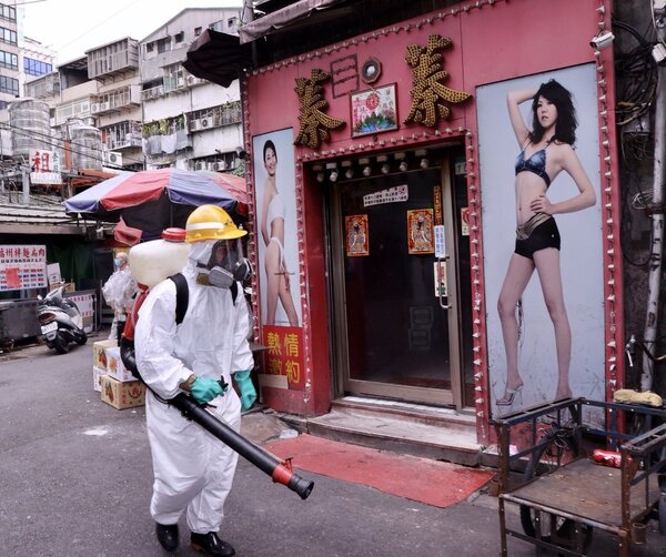台北市環保局清潔人員兵分12路，同時對萬華區的阿公店進行「清消」作業。記者黃義書／攝影