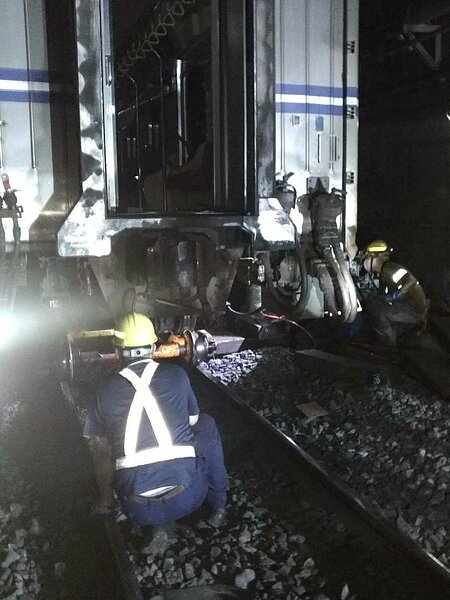 台鐵迴送故障車時13日上午不慎出軌,由於正逢上班時間,影響不少上班族。圖/台鐵提供