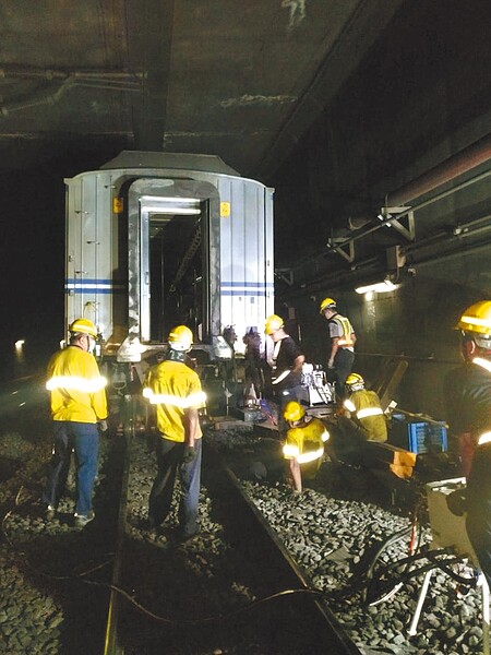 台鐵13日發生出軌事故，9283次EMU600型松山迴送樹林調車場，清晨5時38分在松山到台北間東正線馱架出軌，工務單位搶修中。（台鐵局提供）