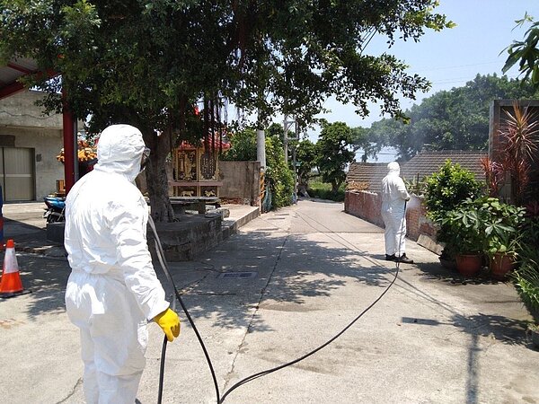基隆確診婦2日曾搭乘遊覽車參加進香團至通霄白沙屯拱天宮、後龍乾富宮停留,衛生局分別進行戶外環境消毒作業。圖/苗栗縣衛生局提供