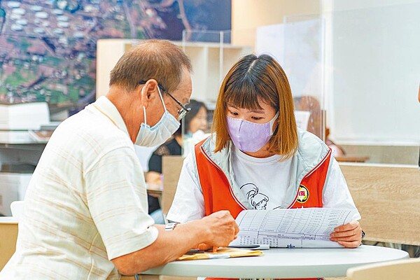 航空城聯合服務中心提供住戶免費諮詢服務,讓住戶安心搬遷。圖/桃園市政府提供