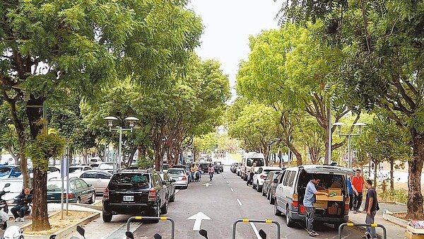 嘉義市立棒球園區周邊道路違規停車亂象。圖/嘉義市議員鄭光宏提供