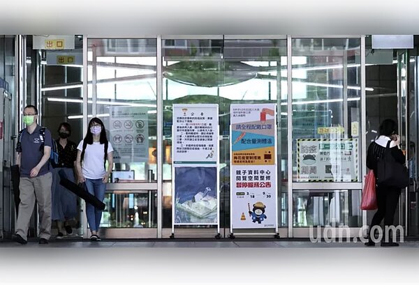 雙北防疫標準不同,其中新北已暫停開放國民運動中心,北市仍繼續營運。記者侯永全/攝影