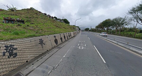 新北市政府日前公告，淡水第三公墓、鶯歌第一公墓及新店第六公墓部分範圍將遷葬，民眾若在公告期限內完成環保葬法，就能獲得1萬元獎勵金。圖／Google Maps