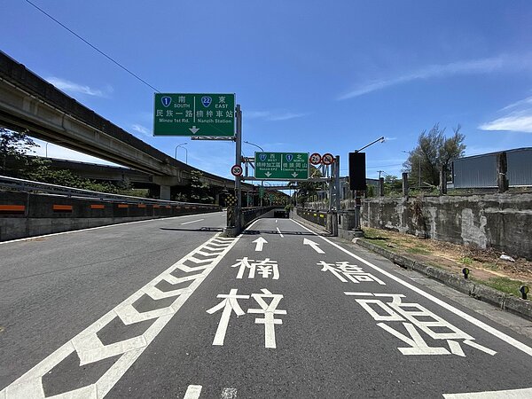 高雄「楠梓百慕達」動線複雜,經常有騎士迷路、誤入車道。圖/聯合資料照