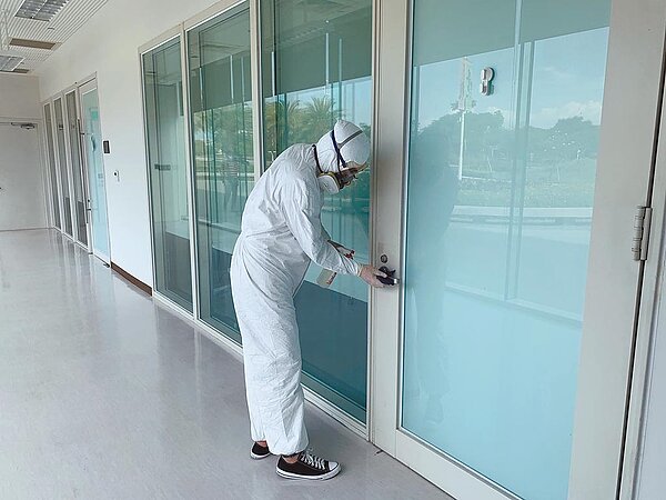 新冠肺炎疫情升溫,衛武營國家藝術文化中心14日起展開大消毒。(衛武營提供/曹明正高雄傳真)