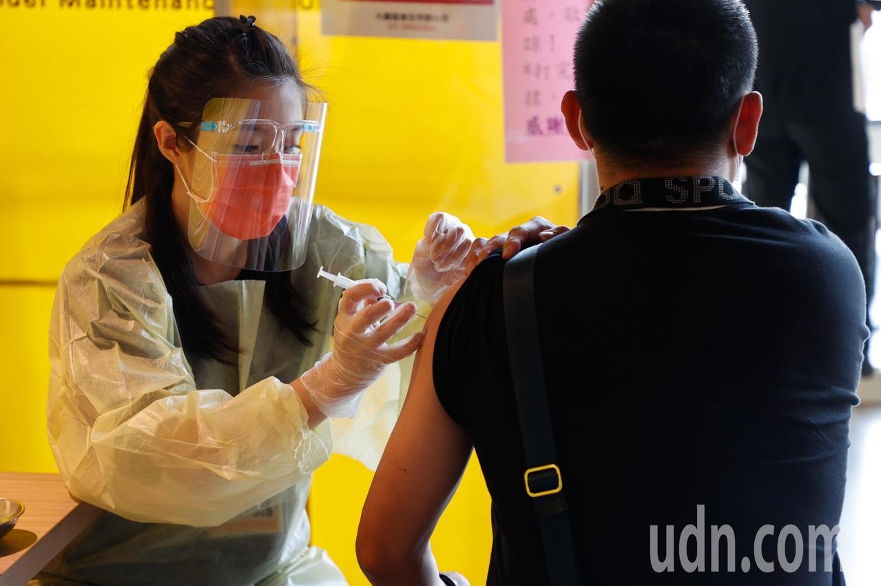 台灣疫情升高，桃園市政府加開桃園機場疫苗施打場次，不少員工前往施打。記者鄭超文／攝影