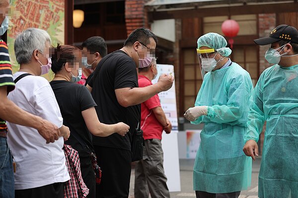 中央疫情指揮中心昨天公布新增29例新冠肺炎本土病例,北市府在萬華剝皮寮設立採檢站進行篩檢,不少民眾前往排隊篩檢。 記者許正宏/攝影