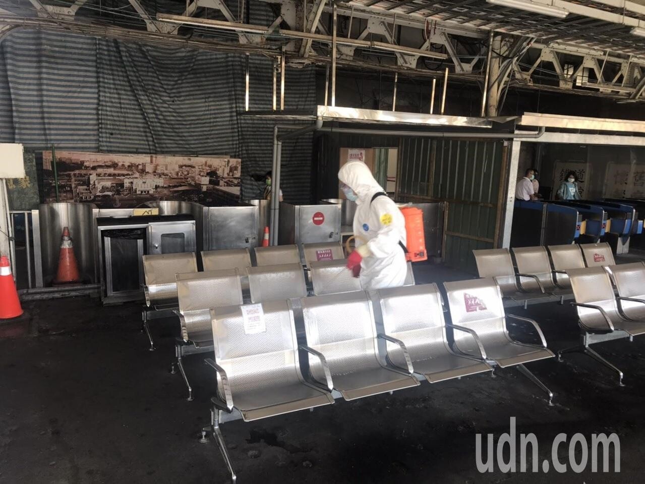 一名旅客昨天從板橋車站搭乘117次自強號火車到台南車站,因身體不適就醫確診感染新冠肺炎,板橋、台南2車站昨晚緊急消毒,今天上午台南車站再次全面性清消。圖/聯合資料照
