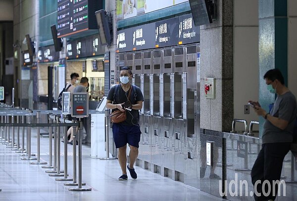 雙鐵、捷運尖峰時段加班因應,不採實名制,此外每小時加強清消。記者曾原信/攝影