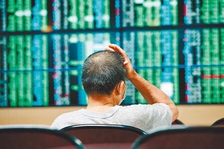 疫情恐慌,台股周一陷萬五保衛戰。(中時資料照片)