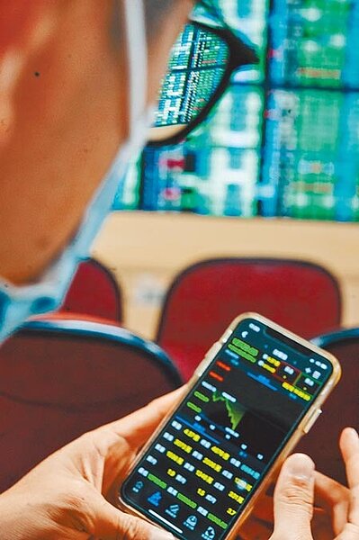 金管會決議維持實體股東會召開,不過宣布6大防疫措施,嚴控會議防疫安全。(本報資料照片)