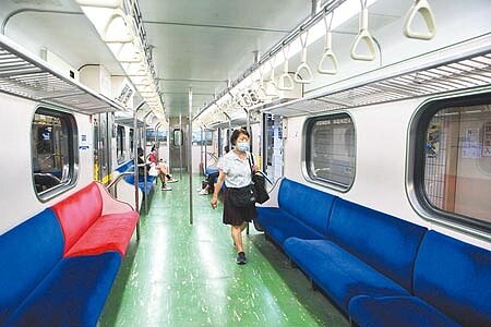 案1289曾搭火車,為因應新冠肺炎疫情日趨嚴重,台鐵宣布即日起各級對號列車禁止站票搭乘,持電子票證搭乘台鐵旅客也只能搭乘區間車,15日的區間列車上,搭乘旅客變少許多。(張鎧乙攝)