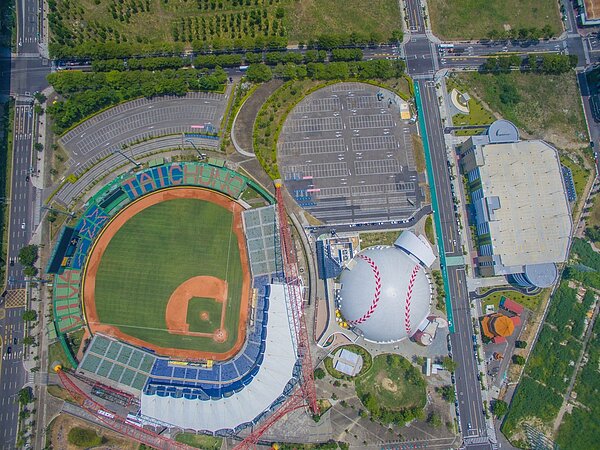 台中市北屯區洲際棒球園區的商場開發案，市府已與業者簽約，將興建地上7層、地下4層複合商場。圖／台中市運動局提供