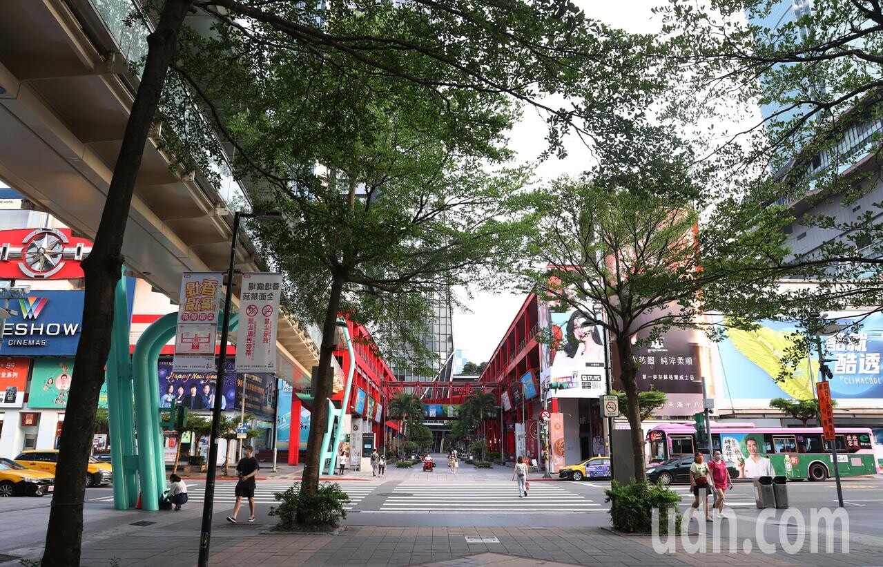 疫情大爆發雙北提升三級警戒,原本熱鬧的信義商圈周末卻人潮稀疏入。記者林俊良/攝影