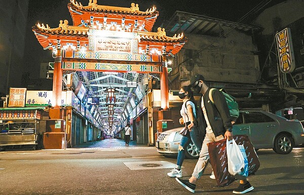 雙北防疫警戒升高為三級,昨天新增的一八○例本土確診案例,萬華最多,平常人聲鼎沸的華西街夜市也關閉,難得出現所有攤商都關門的空蕩蕩景象。記者余承翰/攝影