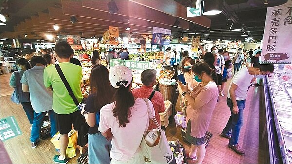 雙北昨天進入三級警戒,北市許多賣場超市擠滿大批搶購民眾。記者林俊良/攝影