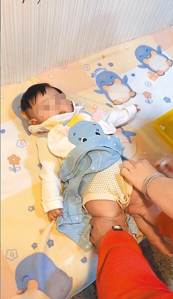 桃園徐姓家長今年帶著4個月大女兒接種第二劑肺炎鏈球菌疫苗與五合一疫苗,接種後卻沒再醒過來。(徐姓家長提供)