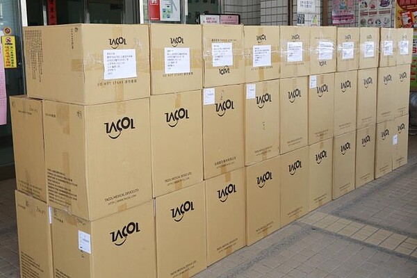因應疫情升溫,台南市政府支援10萬片口罩給社區藥局。圖/台南市政府提供