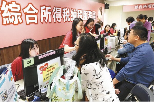財政部宣布,即起取消各地國稅局的臨櫃報稅服務。圖/聯合報系資料照