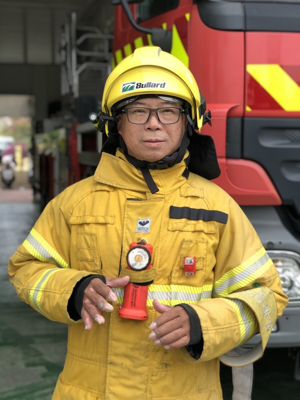 高雄市消防局第二大隊第二中隊副中隊長余泰運在高雄氣爆中遭火吻，他顏面、手部受傷，4年多前回到他最愛的消防工作，熱情不減。記者王慧瑛／攝影