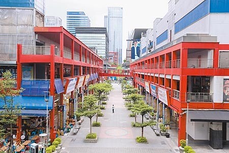 信義商圈疫情升溫本土確診人數連2天破百,平時人來人往熱鬧滾滾的台北101、信義區百貨商場及捷運人潮熱點,周日竟變成空無一人,猶如市民「自主封城」。(黃世麒攝)