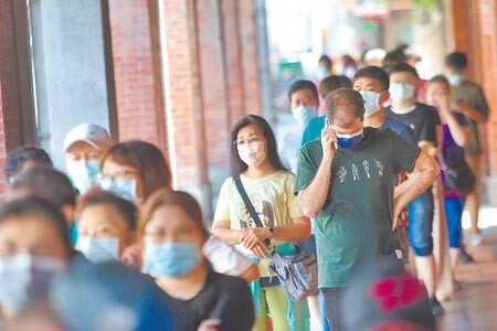 全台新冠肺炎疫情升溫,雙北升為三級警戒,萬華剝皮寮快篩站16日依舊湧現排隊人龍。(杜宜諳攝)
