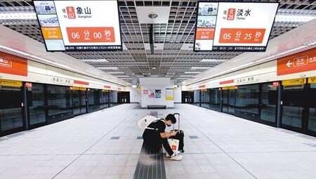 全台新冠肺炎疫情升溫,本土病例連續兩天破百,台北市與新北市升至3級警戒,民眾不敢上街;16日下午近4時的淡水信義線象山站僅零星民眾搭乘,與先前假日人潮洶湧的景象有天壤之別。(黃世麒攝)