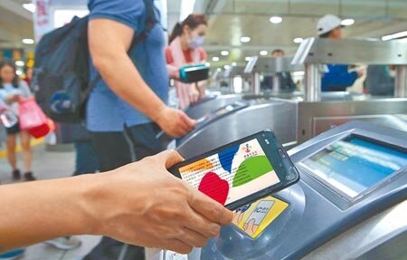 三大票證公司同聲呼籲民眾在上班日前把電子票證記名,以達到搭乘公共運輸的實聯制精神,需要疫調也可以清楚知道其軌跡,有利追蹤並通知。圖/中時資料照片