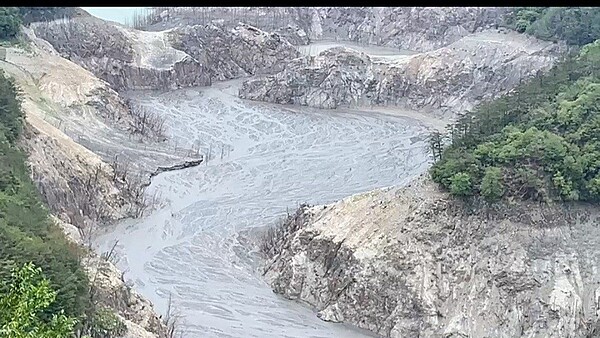 持續不下雨，德基水庫上游嚴重乾涸。圖／民眾提供