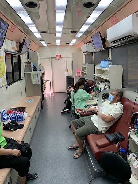 台南捐血中心加強各項防疫措施，各捐血座位之間都設有透明隔板。圖／捐血中心提供