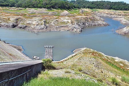 苗栗縣永和山水庫蓄水量僅剩3.5%,須靠抽水將水庫存水抽起輸送至東興淨水場。(謝明俊攝)