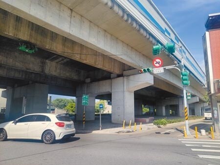 桃園市中路地區新建案林立，國道2號南桃園塞車嚴重，民代希望加速國際路增設交流道計畫。（賴佑維攝）