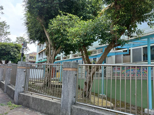 北市議員潘懷宗指出,北市校園電子圍籬失去警示作用,要求市府盡快協助改善。圖/北市議員潘懷宗提供