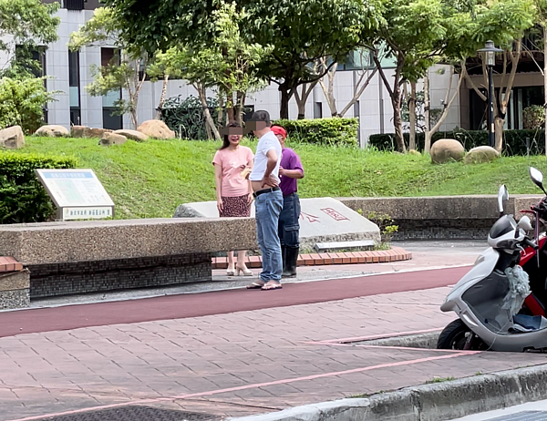 有民眾投訴,今下午新莊有名婦人在公園遛狗卻未戴口罩遭人阻止,有名男子見狀竟也不戴口罩下車理論。圖/民眾提供