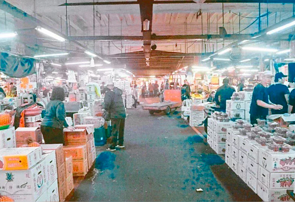 國民黨台北市議員王鴻薇、吳志剛、徐弘庭、陳炳甫、闕枚莎等,要求北市府,台北農產公司、畜產公司、渔產公司全力穩定供應北市果菜及肉品, 避免疫情後哄抬價格。圖/聯合報資料照片