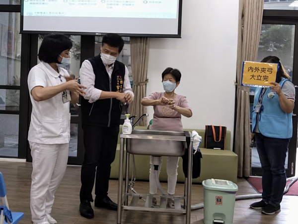 台中提升社區防疫規格,長照據點暫停開站。圖/台中市衛生局提供