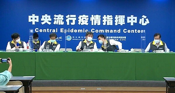 17日中央疫情指揮中心說明國內疫情現況。圖/中央疫情指揮中心直播