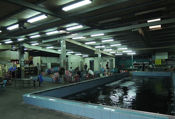 新北市府宣布如夾娃娃機店、小說漫畫出租、釣魚、釣蝦場等,需配合關閉場所。圖/新北市政府提供