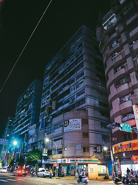 繼五一三全台大停電後,因興達電廠一號機組故障,台電在昨晚又實施分區輪流限電,新北市中和區中和路部分路段再度停電,商店看板與大樓外一片漆黑。記者侯永全/攝影