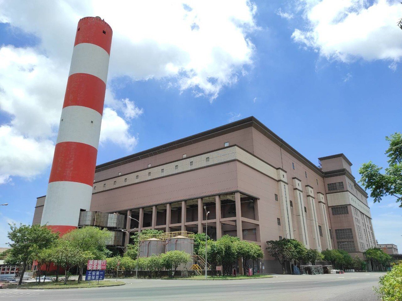 高雄市南區焚化廠啟用21年,每日處理量原為1800噸,運轉效能逐年下降,去年平均只剩1260噸。圖/高雄市環保局提供
