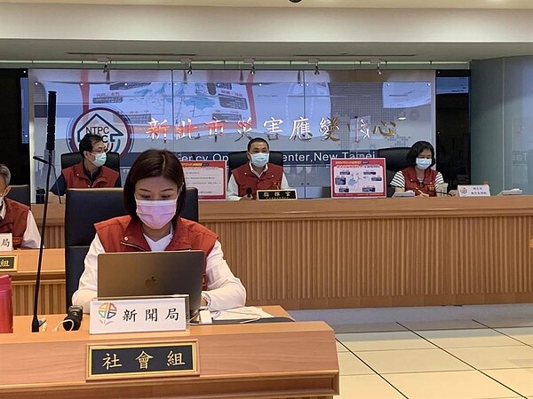 侯友宜主持防疫會議表示,蘆洲警分局個案已初步做完疫調,感染源與獅子會群聚案有關。圖/許哲瑗攝