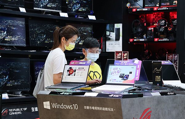 不少學校改採遠距教學,部分家長昨帶小朋友到賣場挑選筆電。記者余承翰/攝影