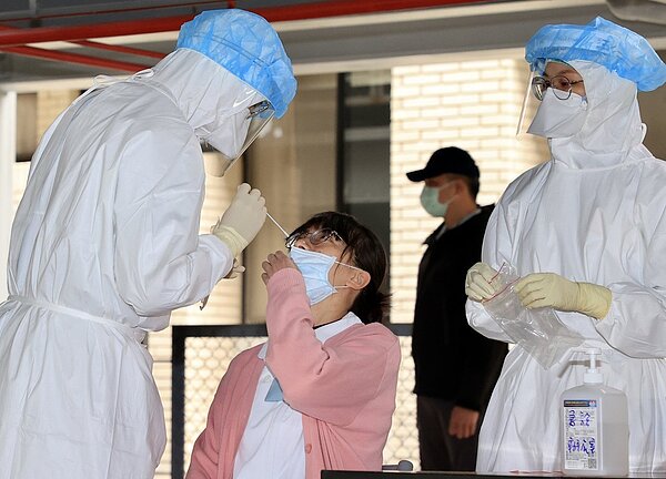 最近新冠肺炎本土病例激增,指揮中心請輕症患者在家等候。圖為醫院日前演練千人採檢。聯合報系資料照片