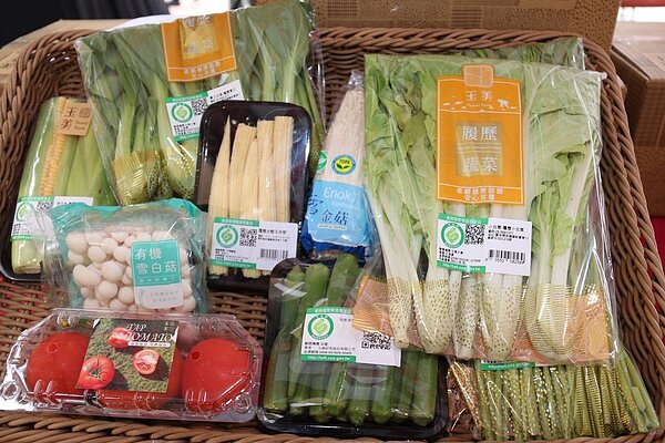 雙北學校午餐停供兩周,一天70公噸蔬菜、10天(一周上課5天),共700公噸蔬菜通路瞬間卡關,農委會農糧署擬推產銷履歷蔬菜箱。圖/農糧署提供