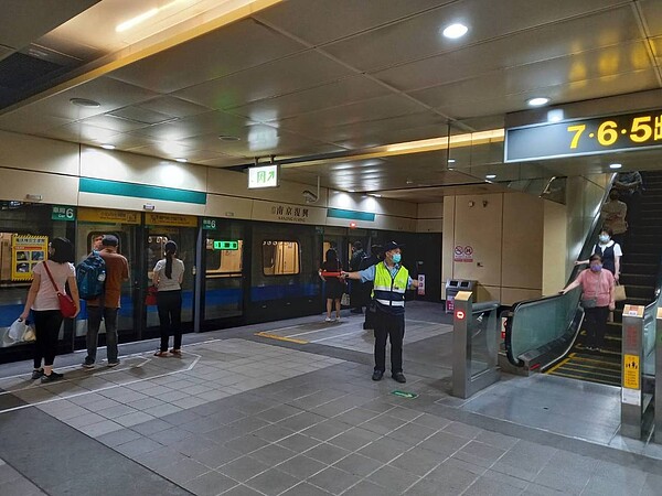 北捷強力宣導分流政策,呼籲民眾避開尖峰時段乘車,並利用搭乘頭尾車分散人潮。圖/北捷提供