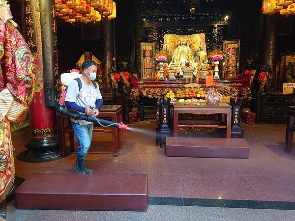 西螺福興宮全面消毒並將神明移至門口供人參拜,禁止民眾入廟拜拜。記者蔡維斌/翻攝