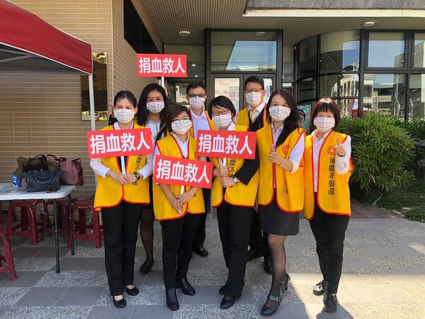 永慶房產集團號召屏東區加盟三品牌(永慶不動產、有巢氏房屋及台慶不動產)共23家門市一起挽起袖子響應捐血活動。圖/永慶房產集團提供