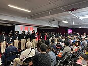 疫情讓交屋卡關？板橋江翠才剛辦完百人交屋⋯驗屋緩了